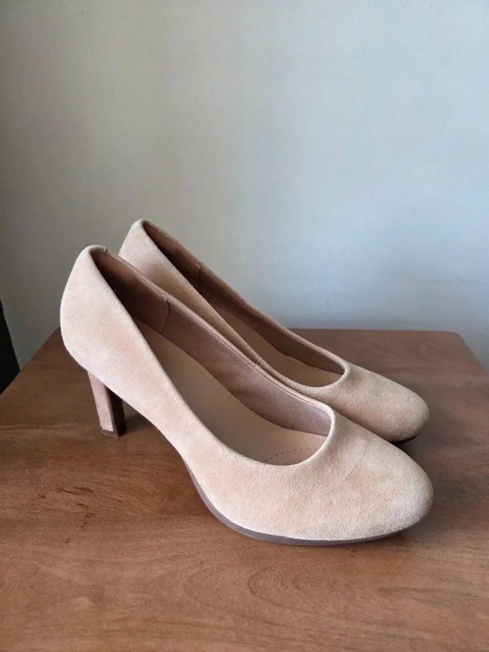 EUC WORN ONCE CLARKS COLLECTION NUDE GENUINE LEATHER PUMPS SIZE 9 WOMENS